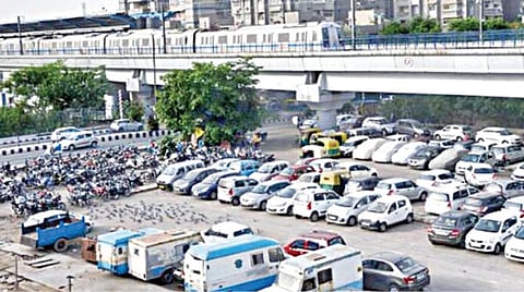 மெட்ரோ ரயில் நிலைய வாகன நிறுத்துமிடத்தில் வாகனங்களை நிறுத்திவைக்க பயண அட்டை இல்லாத பயணிகளுக்கு அனுமதி மறுப்பு- புதிய நடைமுறை அறிவிப்பு; பயணிகள் கடும் அதிருப்தி