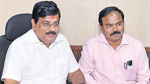 கால்நடை பராமரிப்புத்துறை அமைச்சர் உடுமலை ராதாகிருஷ்ணன் தமிழ்நாடு அரசு கேபிள் டிவி நிறுவனத்தின் தலைவராக நேற்று பொறுப்பேற்றுக்கொண்டார். உடன் அரசு கேபிள் டிவி நிறுவனத்தின் மேலாண்மை இயக்குநர் பொ.சங்கர்.
