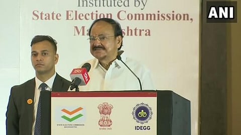 குடியரசு துணைத் தலைவர் வெங்கய்யா நாயுடு மும்பையில் நடந்த நிகழ்ச்சியில் பேசிய காட்சி :படம் ஏஎன்ஐ