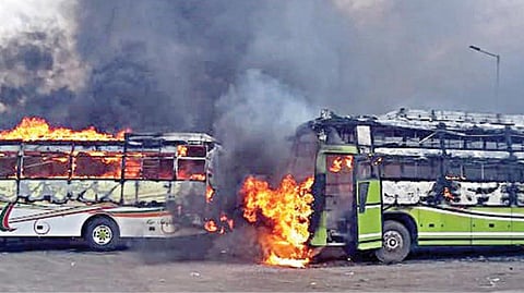 சென்னை கோயம்பேடு ஆம்னி பேருந்து நிலையத்தில் ஏற்பட்ட தீ விபத்தில் கொழுந்துவிட்டு எரியும் பேருந்துகள்.