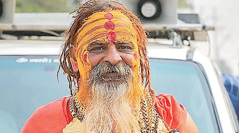 போலீஸ் பாதுகாப்புடன் 16 கிலோ நகை அணிந்து சாமியார் தங்க பாபா யாத்திரை: உ.பி.யில் 26-வது ஆண்டாக பங்கேற்பு