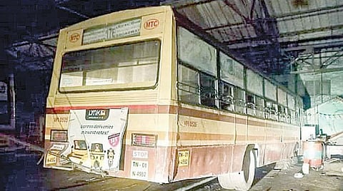சென்னை வடபழனி போக்குவரத்து பணிமனையில் பரிதாபம்; பேருந்து மோதி சுவர் இடிந்ததில் புதுமாப்பிள்ளை உட்பட 2 ஊழியர்கள் உயிரிழப்பு; காயமடைந்த 6 பேர் மருத்துவமனையில் அனுமதி: பாதுகாப்பு வசதியை அதிகரிக்கக் கோரி பணியாளர்கள் போராட்டம்
