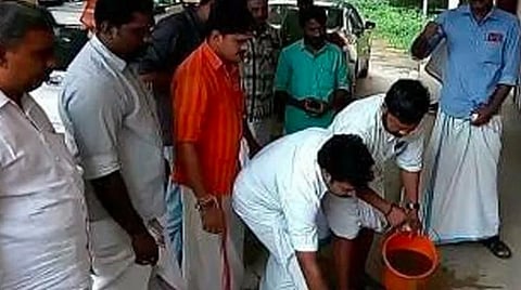 தலித் எம்எல்ஏ போராடிய இடத்தில் பசுஞ்சாணம் கலந்த நீர் தெளித்த கேரள இளைஞர் காங்கிரஸார்: குவியும் கண்டனங்கள்