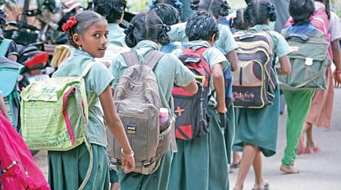 பள்ளிகள் திறந்து 2 மாதமாகியும் இலவச சீருடை வழங்கவில்லை: ஏழை மாணவர்கள் பாதிக்கப்படுவதாக குற்றச்சாட்டு