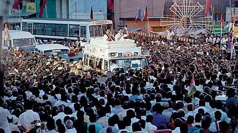 வேலூர் மக்களவை தேர்தலில் திமுக வேட்பாளராக போட்டியிடும் கதிர் ஆனந்த்தை ஆதரித்து அணைக்கட்டு பகுதியில் நேற்றிரவு வாக்கு சேகரித்த திமுக தலைவர் மு.க.ஸ்டாலின். படம்: வி.எம்.மணிநாதன்.