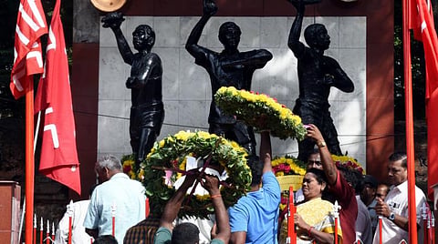 மலர் வளையம் வைத்து அஞ்சலி