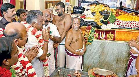 காஞ்சிபுரம் வரதராஜப் பெருமாள் கோயிலில் சயன கோலத்தில் காட்சி தரும் அத்திவரதரை வழிபடும் துணை முதல்வர் ஓ.பன்னீர் செல்வம்.படம்:எம்.முத்துகணேஷ்