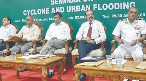 தமிழக அரசு வருவாய் நிர்வாகம் மற்றும் பேரிடர் மேலாண்மைத் துறை சார்பில், சென்னை கலைவாணர் அரங்கில் நேற்று நடைபெற்ற வருடாந்திர பேரிடர் தொடர்பான மனிதாபிமான உதவி மற்றும் நிவாரண பயிற்சி குறித்த கருத்தரங்கில் பங்கேற்ற அரசு தலைமைச் செயலர் கே.சண்முகம். உடன் வருவாய் நிர்வாகம் மற்றும் பேரிடர் மேலாண்மைத் துறை ஆணையர் கே.சத்யகோபால், வருவாய்த் துறைச் செயலர் அதுல்யமிஸ்ரா, சென்னை மாநகராட்சி ஆணையர் கோ.பிரகாஷ், தமிழ்நாடு, புதுச்சேரி பிராந்திய கடற்படை தலைமை அதிகாரி கே.ஜே.குமார், கடற்படை அதிகாரி ஷ்யாம் சுந்தர்.படம்: ம..பிரபு