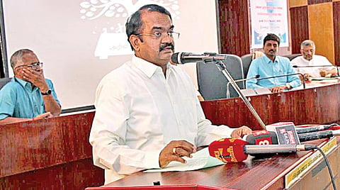 மத்திய அரசின் விஞ்ஞான் பிரச்சார் நிறுவனம் சார்பில் ’தமிழில் அறிவியல்’ என்ற தலைப்பில் 2 நாள் விழிப்புணர்வு கருத்தரங்கம் சென்னை கோட்டூர்புரம் அண்ணா நூற்றாண்டு நூலகத்தில் நேற்று தொடங்கியது. இந்நிகழ்ச்சியில் பங்கேற்று பேசிய விஞ்ஞானி மயில்சாமி அண்ணாதுரை.படம்: ம.பிரபு