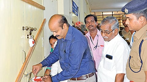 வேலூர் மக்களவைத் தேர்தல்: வாக்குப்பதிவு இயந்திரங்கள் அறைக்கு- 3 அடுக்கு போலீஸ் பாதுகாப்பு