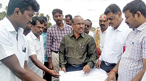 கரூர் மாவட்டம் குளித்தலை அருகே உள்ள முதலைப்பட்டியில், ஆக்கிரமிக்கப்பட்ட குளத்தின் வரைபடத்தை நேற்று பார்வையிட்டார் மாவட்ட வருவாய் அலுவலர் ச.சூர்யபிரகாஷ். உடன், கோட்டாட்சியர் எம்.லியாகத், வட்டாட்சியர் செந்தில் உள்ளிட்டோர்