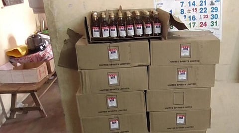 கமுதி அருகே சட்டவிரோதமாக பதுக்கி வைத்திருந்த வெளிமாநில மதுபாட்டில்கள் பறிமுதல்