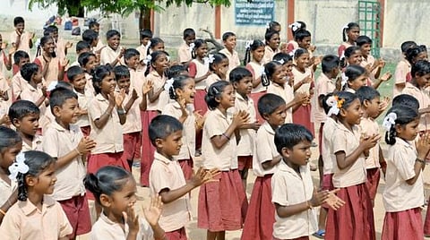 அரசுப் பள்ளிகளை மூடும் முடிவைக் கைவிட்டு, மாணவர் சேர்க்கையை அதிகரியுங்கள்: தமிழ்நாடு ஆசிரியர் சங்கம் வேண்டுகோள்