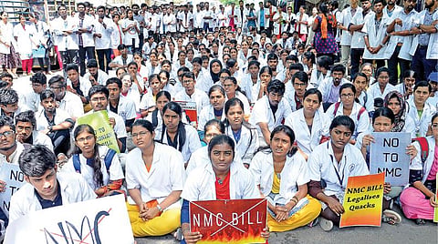 மத்திய அரசு அறிவித்துள்ள தேசிய மருத்துவ ஆணைய மசோதாவுக்கு எதிர்ப்பு தெரிவித்து சென்னை மருத்துவக் கல்லூரி, ஸ்டான்லி, கீழ்ப்பாக்கம் ஆகிய மருத்துவக் கல்லூரி மாணவர்கள் சென்னை மாவட்ட ஆட்சியர் அலுவலகம் அருகே ஆர்ப்பாட்டத்தில் ஈடுபட்டனர். படம்: க.ஸ்ரீபரத்