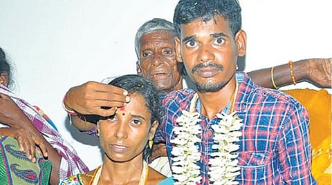 மணம் முடித்த கையோடு மனைவிக்கு திலகமிடும் மணமகன் அலெக்ஸாண்டர்.