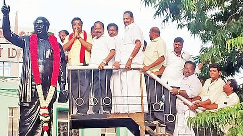 மக்களவை தேர்தலில் வெற்றி பெற்ற கதிர்ஆனந்த் ஊர்வலமாக சென்று வேலூர் மாநகராட்சி 3-வது மண்டல அலுவலகத்தில் உள்ள அண்ணா சிலைக்கு மாலை அணிவித்து மரியாதை செலுத்தினார். அருகில், எம்எல்ஏக்கள் ஆர்.காந்தி, ஏ.பி.நந்தகுமார், கார்த்திகேயன் உள்ளிட்டோர்.