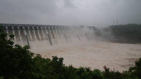குஜராத்தில் கனமழை: சர்தார் சரோவர் அணை முதன்முறையாக திறப்பு