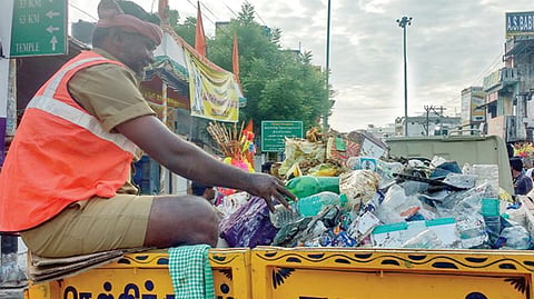 கையுறைகள் இல்லாமல் துப்புரவு பணியில் ஈடுபட்டுள்ள ஊழியர். படம்: கோ.கார்த்திக்