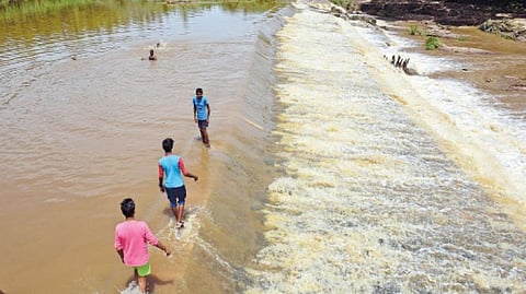 மாதம்பட்டி அருகே தடுப்பணையில் சீறிப்பாயும் வெள்ளம். இங்கிருந்து பிரிந்து 4 குளங்களுக்கு தண்ணீர் சென்றுகொண்டிருக்கிறது.