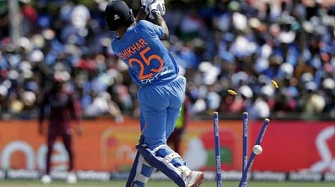 கீமோ பால் பந்தில் பவுல்டு ஆகும் ஷிகர் தவண். | ஏ.பி.