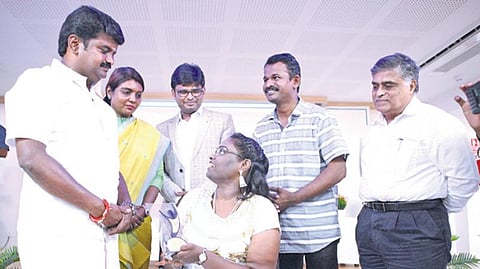 முதல்வர் மருத்துவக் காப்பீட்டு திட்டத்தில் 100-க்கும் மேற்பட்ட எடைக் குறைப்பு அறுவை சிகிச்சைகளை ஜெம் மருத்துவமனை செய்துள்ளது. இதையொட்டி நடந்த நிகழ்ச்சியில் சுகாதாரத் துறை அமைச்சர் சி.விஜயபாஸ்கர், பயனாளிகளை வாழ்த்தினார். அருகில் துறை செயலாளர் பீலா ராஜேஷ், ஜெம் மருத்துவமனையின் எடைக் குறைப்பு அறுவை சிகிச்சைத் துறை தலைவர் பிரவீன்ராஜ், சென்னை ஜெம் மருத்துவமனை தலைமை செயல் அதிகாரி எஸ்.அசோகன் ஆகியோர்.