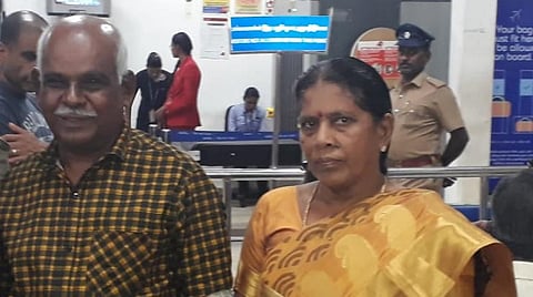 விமான நிலையத்தில் தம்பதி