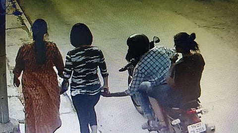 திருடிய பைக்கில் காதலியுடன் சென்று செல்போன் வழிப்பறி: சிசிடிவி மூலம் சிக்கிய காதல் ஜோடி