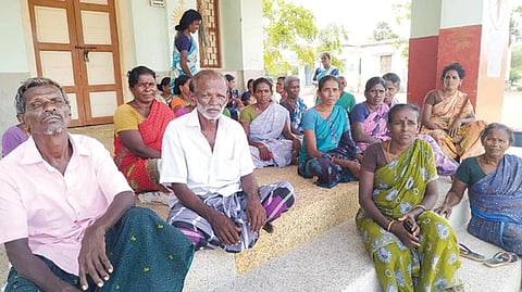 சின்னப்பட்டமங்கலம் அரசுப் பள்ளியை திறக்கச் செய்வது தொடர்பாக, அங்குள்ள தேவாலயத்தில் ஆலோசனையில் ஈடுபட்ட கிராம மக்கள்.