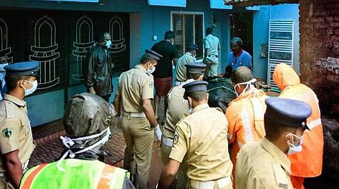 பிரேத பரிசோதனைக் கூடமாக மாறிய கேரளாவின் மலப்புரம் மாவட்டத்தில் உள்ள போத்துக்கல் சலாபி ஜுமா மசூதியின் தொழுகைக் கூடம்.