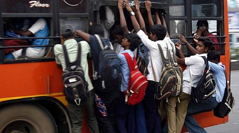 படிக்கட்டு பயணத்தை தவிர்க்க பள்ளி முடிந்ததும் 15 நிமிட இடைவெளியில் மாணவர்களைப் பிரித்து அனுப்ப வேண்டும்; ஆசிரியர்களுக்கு ஹெல்மெட் கட்டாயம்: கல்வித்துறை புதிய உத்தரவுகள்