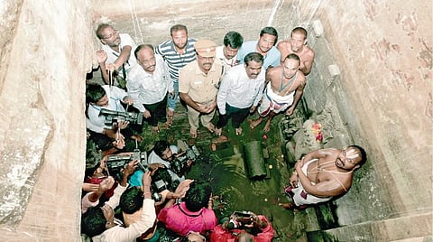 48 நாட்களுக்குப் பிறகு அத்திவரதர் சயனிக்க உள்ள அனந்தசரஸ் குளத்தின் உட்புறத்தில் நேற்று மாவட்ட ஆட்சியர் பொன்னையா மற்றும் எஸ்பி கண்ணன் ஆய்வு செய்தனர்.