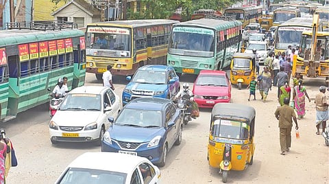 தற்காலிக பஸ் நிலையம் இன்றி பஸ்கள் திண்டாட்டம்: பெரியார் பஸ் நிலையப்பகுதியில் வெயிலிலும், மழையிலும் தவிக்கும் பயணிகள்
