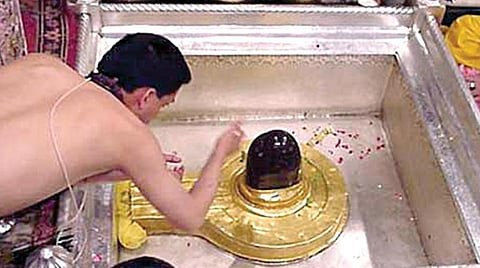 காசி விஸ்வநாதர் ஆலயத்தில் லிங்க வடிவில் உள்ள விஸ்வநாத சுவாமிக்கு பூஜை நடக்கிறது.