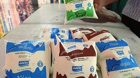 லிட்டர் ஒன்றுக்கு 6 ரூபாய் அதிகரிப்பு; ஆவின் பால் விலை உயர்வு யாருக்கு லாபம்?