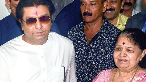 ஐஎல் அண்ட் எப்எஸ் நிறுவன நிதி மோசடி வழக்கில் ஆஜராவதற்காக, மும்பையில் உள்ள அமலாக்கத் துறை அலுவலகத்துக்கு தனது தாயுடன் நேற்று சென்ற ராஜ் தாக்கரே.படம்: பிடிஐ