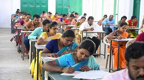 தமிழகம் முழுவதும் 5 லட்சம் பேருக்கு மேல் எழுதிய ஆசிரியர் தகுதித் தேர்வில் 806 பேர் மட்டுமே தேர்ச்சி: கடினமான வினாத்தாளே தேர்ச்சி குறைய காரணமென தேர்வர்கள் குற்றச்சாட்டு