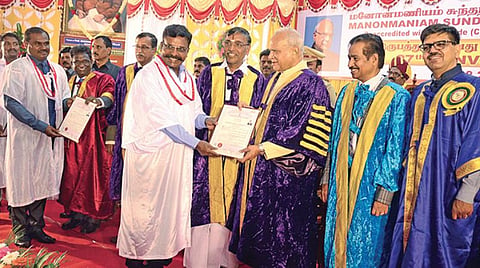 திருநெல்வேலி மனோன்மணியம் சுந்தரனார் பல்கலைக்கழகத்தில் நடைபெற்ற பட்டமளிப்பு விழாவில் ஆளுநர் பன்வாரிலால் புரோஹித்திடம் இருந்து முனைவர் பட்டம் பெறும் திருமாவளவன். உடன், உயர்கல்வித் துறை அமைச்சர் கே.பி.அன்பழகன் உள்ளிட்டோர். படம்: மு.லெட்சுமி அருண்