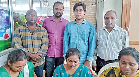 திருவண்ணாமலை கரூர் வைஸ்யா வங்கியில் 3,710 கிராம் அடகு நகைகளை திருடிய வழக்கில் முதுநிலை மேலாளர் சுரேஷ் உட்பட 7 பேர் கைது செய்யப்பட்டனர்.
