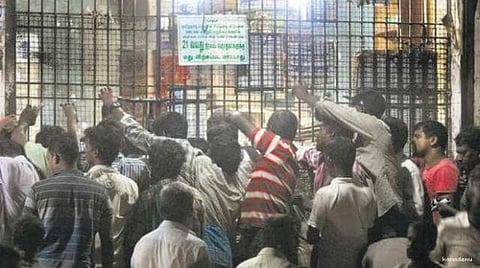 கொள்ளை சம்பவங்களை தவிர்க்க பணம் செலுத்தும் இயந்திரம் டாஸ்மாக்கில் வைக்க முடிவு