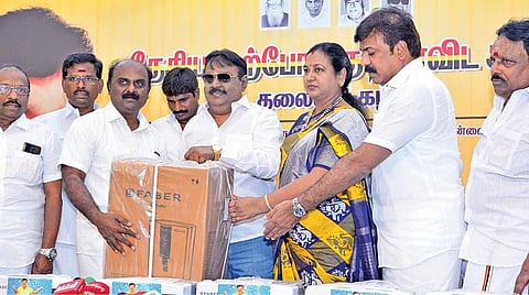 சென்னை கோயம்பேட்டில் உள்ள தேமுதிக தலைமை அலுவலகத்தில் அக்கட்சியின் தலைவர் விஜயகாந்தின் பிறந்தநாளை முன்னிட்டு நலத்திட்ட உதவிகள் வழங்கும் விழா நேற்று நடைபெற்றது. இதில், ஆரம்ப சுகாதார மையங்களுக்கு சுத்திகரிக்கப்பட்ட தண்ணீர் வழங்கும் இயந்திரங்களை விஜயகாந்த் வழங்கினார். கட்சிப் பொருளாளர் பிரேமலதா விஜயகாந்த், அவைத்தலைவர் அழகாபுரம் மோகன்ராஜ், துணை செயலாளர்கள் எல்.கே.சுதீஷ், பார்த்தசாரதி உட்பட பலர் உடனிருந்தனர். படம்: பு.க.பிரவீன்