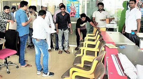 சிவபிரசாத மகன் கடையில் இருந்து மீட்கப்பட்ட சட்டப்பேரவை பர்னிச்சர்கள்