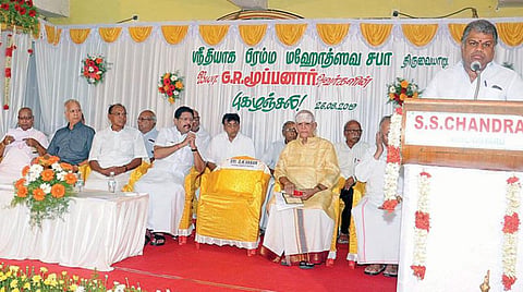 தஞ்சாவூர் மாவட்டம் திருவையாறில் நேற்று நடைபெற்ற தியாக பிரம்ம மகோற்சவ சபாவின் தலைவராக இருந்து மறைந்த ஜி.ஆர்.மூப்பனாரின் படத்திறப்பு - புகழஞ்சலி கூட்டத்தில் பேசுகிறார் ஜி.கே.வாசன். உடன், சபாவின் அறங்காவலர்கள்.