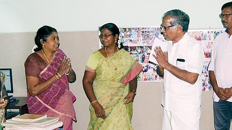 புரசைவாக்கம் தாணா தெருவில் உள்ள அரசுப் பள்ளி ஆசிரியைகளை பாராட்டுகிறார் மார்க்சிஸ்ட் கம்யூனிஸ்ட் கட்சி மூத்த தலைவர் ஜி.ராமகிருஷ்ணன்.