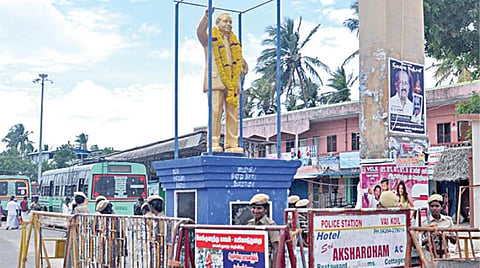 நாகை மாவட்டம் வேதாரண்யத்தில் நேற்று காலை புதிய அம்பேத்கர் சிலை நிறுவப்பட்ட பகுதியில் பாதுகாப்பு பணியில் ஈடுட்டிருந்த போலீஸார்.