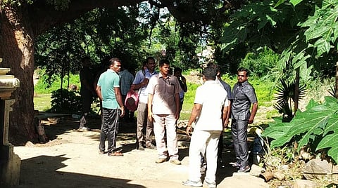 சம்பவ இடத்தில் விசாரணை மேற்கொள்ளும் அதிகாரிகள்