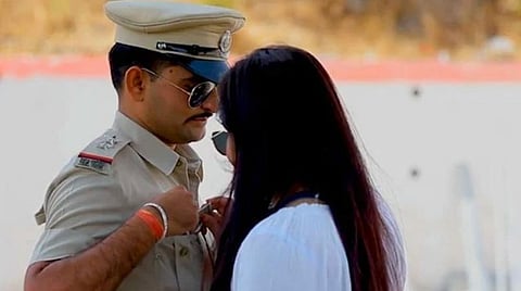 லஞ்சம் வாங்குவதுபோல் ‘ப்ரீ வெட்டிங் ஷூட்’ எடுத்த ராஜஸ்தான் காவலர்: எச்சரித்த அதிகாரிகள்