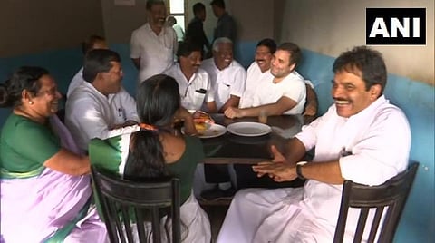 காஞ்சிரங்காடு எனும் கிராமத்தில் உள்ள சாலை ஓரத் தேநீர் கடையில் தேநீர் குடித்து மக்களிடம் குறைகளைக் கேட்ட ராகுல் காந்தி : படம் ஏஎன்ஐ