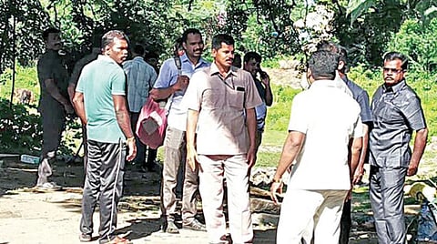 மானாம்பதியில் வெடிகுண்டு தேடும் பணியில் ஈடுபட்ட போலீஸார்.