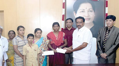 வடபழனி பணிமனையில் ஏற்பட்ட விபத்தில் உயிரிழந்த பணியாளர்களின் குடும்பத்தினருக்கு மாநகர் போக்குவரத்துக் கழகத்தின் சார்பில் தலா ரூ.3 லட்சம் நிதி உதவிக்கான காசோலைகளை போக்குவரத்துத் துறை அமைச்சர் எம்.ஆர்.விஜயபாஸ்கர் சென்னை தலைமைச் செயலகத்தில் வழங்கினார். உடன், துறைச் செயலாளர் ஜெ.ராதாகிருஷ்ணன், மாநகர் போக்குவரத்துக் கழகத்தின் மேலாண் இயக்குநர் கோ.கணேசன்.