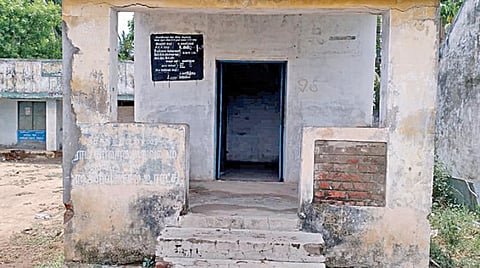 விழுப்புரம் அருகேயுள்ள காவணிப்பாக்கம் கிராம நிர்வாக அலுவலர் அலுவலக கட்டிடம் இது. தமிழகத்தின் ஒவ்வொரு கிராம நிர்வாக அலுவலகமும் ஏறக்குறைய இதே போன்ற பரிதாபமான நிலையில் தான் காட்சியளிக்கிறது.
